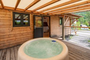roulotte hébergement insolite jacuzzi